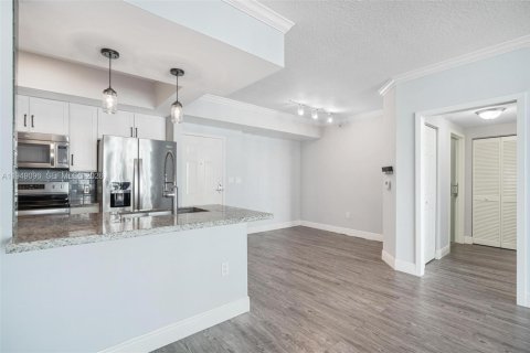 Condo in Miami, Florida, 2 bedrooms  № 2004874 - photo 7
