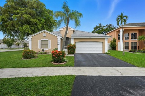 House in Coconut Creek, Florida 3 bedrooms, 149.48 sq.m. № 1956310 - photo 1