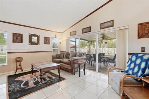 House in Coconut Creek, Florida 3 bedrooms, 149.48 sq.m. № 1956310 - photo 12