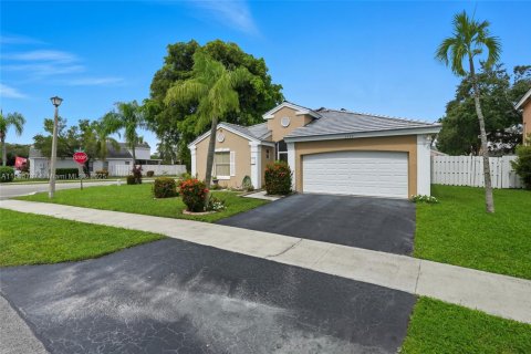 House in Coconut Creek, Florida 3 bedrooms, 149.48 sq.m. № 1956310 - photo 3