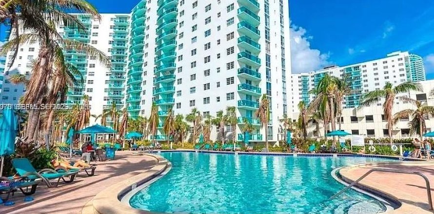 Condominio en Hollywood, Florida, 1 dormitorio  № 2031804
