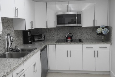 Condominio en venta en Hollywood, Florida, 1 dormitorio, 81.2 m2 № 2031804 - foto 11