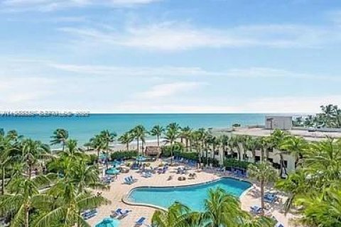 Condominio en venta en Hollywood, Florida, 1 dormitorio, 81.2 m2 № 2031804 - foto 2