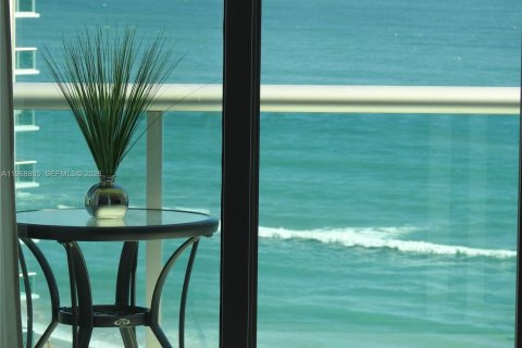 Condominio en venta en Hollywood, Florida, 1 dormitorio, 81.2 m2 № 2031804 - foto 5