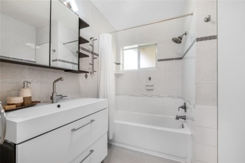 Villa ou maison à vendre à Palmetto Bay, Floride: 4 chambres, 184.69 m2 № 2057332 - photo 14