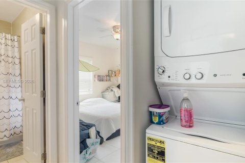 Casa en venta en Miami, Florida, 3 dormitorios, 111.2 m2 № 2011559 - foto 23