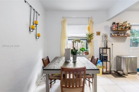 Casa en venta en Miami, Florida, 3 dormitorios, 111.2 m2 № 2011559 - foto 11