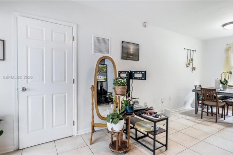 Casa en venta en Miami, Florida, 3 dormitorios, 111.2 m2 № 2011559 - foto 8