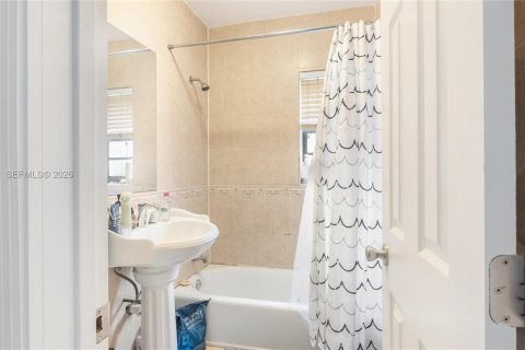 Casa en venta en Miami, Florida, 3 dormitorios, 111.2 m2 № 2011559 - foto 24