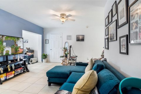 Casa en venta en Miami, Florida, 3 dormitorios, 111.2 m2 № 2011559 - foto 12