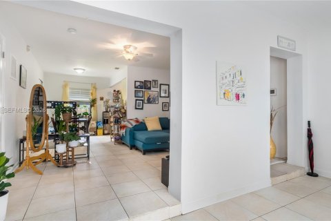 Casa en venta en Miami, Florida, 3 dormitorios, 111.2 m2 № 2011559 - foto 7