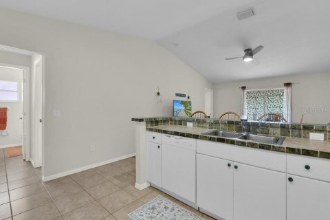 Immobilier commercial à vendre à Cape Coral, Floride: 6 chambres, 221.29 m2 № 2415287 - photo 7