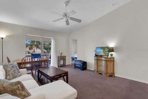 Immobilier commercial à vendre à Cape Coral, Floride: 6 chambres, 221.29 m2 № 2415287 - photo 20