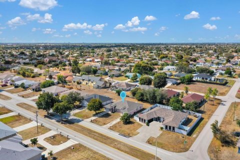 Immobilier commercial à vendre à Cape Coral, Floride: 6 chambres, 221.29 m2 № 2415287 - photo 2