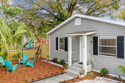 Casa en venta en Tampa, Florida, 3 dormitorios, 91.79 m2 № 2410001 - foto 2