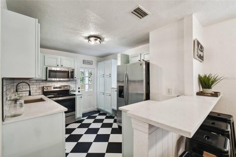 Casa en venta en Tampa, Florida, 3 dormitorios, 91.79 m2 № 2410001 - foto 13