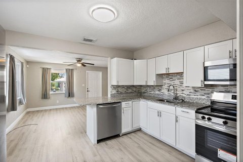House in Saint Petersburg, Florida 3 bedrooms, 76.37 sq.m. № 1725471 - photo 18