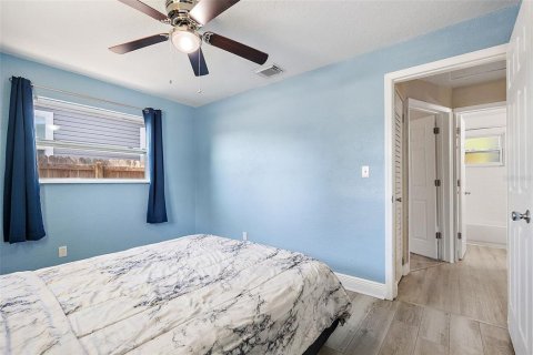 House in Saint Petersburg, Florida 3 bedrooms, 76.37 sq.m. № 1725471 - photo 8