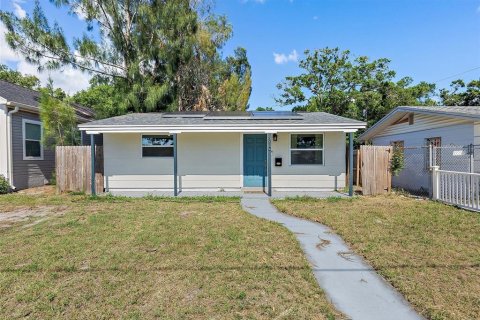 House in Saint Petersburg, Florida 3 bedrooms, 76.37 sq.m. № 1725471 - photo 1