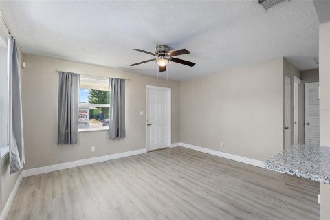 House in Saint Petersburg, Florida 3 bedrooms, 76.37 sq.m. № 1725471 - photo 5
