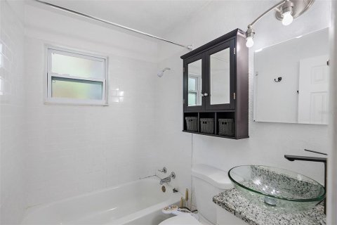 House in Saint Petersburg, Florida 3 bedrooms, 76.37 sq.m. № 1725471 - photo 9