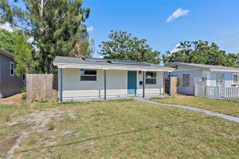 House in Saint Petersburg, Florida 3 bedrooms, 76.37 sq.m. № 1725471 - photo 2