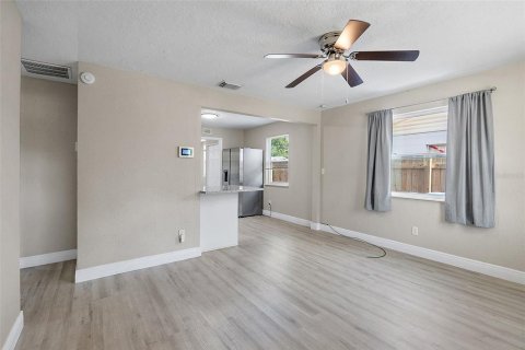 House in Saint Petersburg, Florida 3 bedrooms, 76.37 sq.m. № 1725471 - photo 4