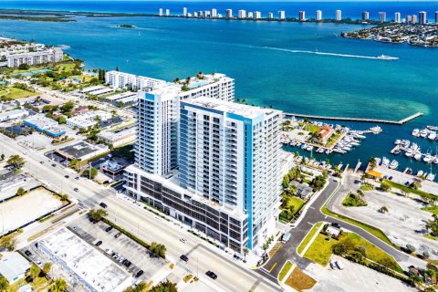 Condo in Lake Park, Florida, 2 bedrooms  № 2190819