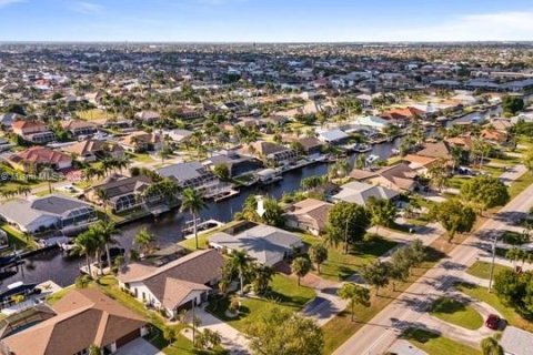 Casa en venta en Cape Coral, Florida, 3 dormitorios, 150.13 m2 № 1949145 - foto 11