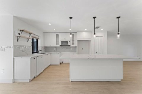 Casa en venta en Cape Coral, Florida, 3 dormitorios, 150.13 m2 № 1949145 - foto 22