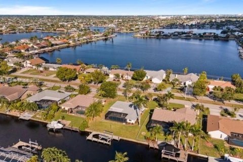 Casa en venta en Cape Coral, Florida, 3 dormitorios, 150.13 m2 № 1949145 - foto 10