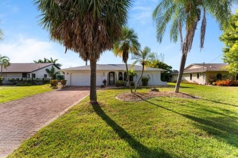 Casa en venta en Cape Coral, Florida, 3 dormitorios, 150.13 m2 № 1949145 - foto 1