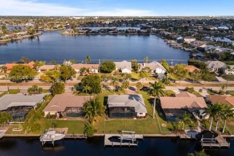 Casa en venta en Cape Coral, Florida, 3 dormitorios, 150.13 m2 № 1949145 - foto 9