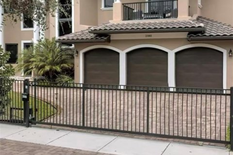 Купить виллу или дом в Норт-Майами, Флорида 5 спален, 456.99м2, № 1956724 - фото 1