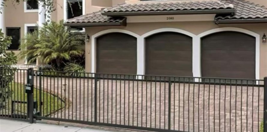 Дом в Норт-Майами, Флорида 5 спален, 456.99м2 № 1956724