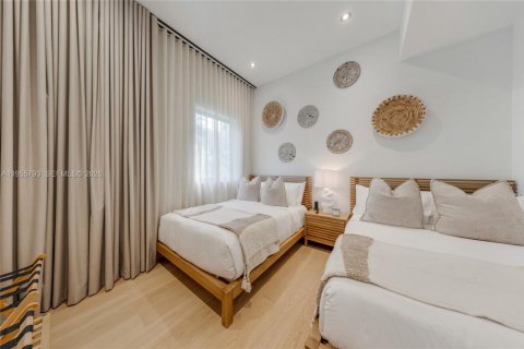 House in Miami, Florida 4 bedrooms № 2009582 - photo 24