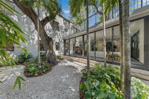 House in Miami, Florida 4 bedrooms № 2009582