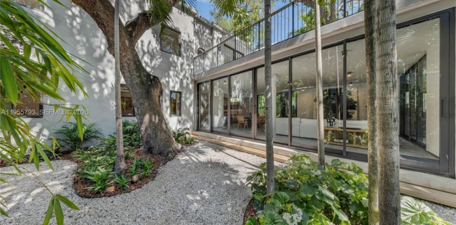House in Miami, Florida 4 bedrooms № 2009582