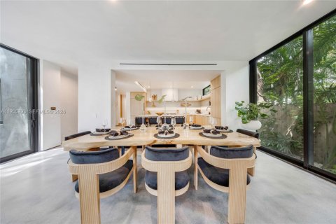 House in Miami, Florida 4 bedrooms № 2009582 - photo 11