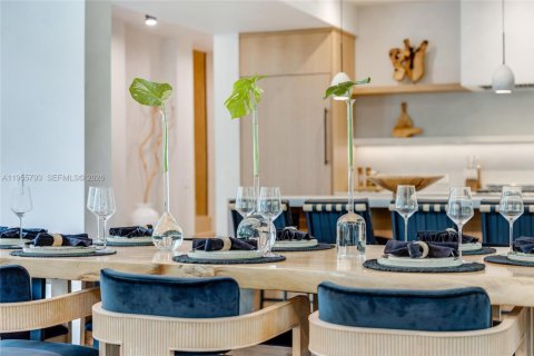 House in Miami, Florida 4 bedrooms № 2009582 - photo 12