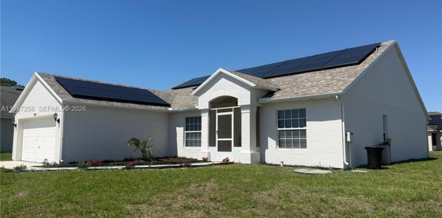 House in Port St. Lucie, Florida 4 bedrooms, 193.05 sq.m. № 2047733