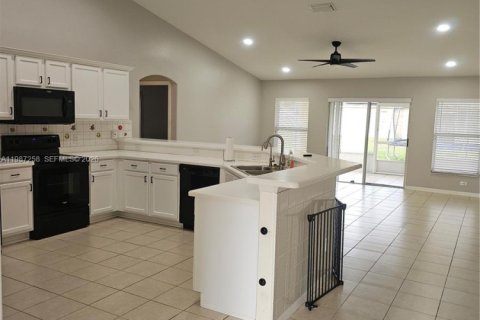 House in Port St. Lucie, Florida 4 bedrooms, 193.05 sq.m. № 2047733 - photo 4