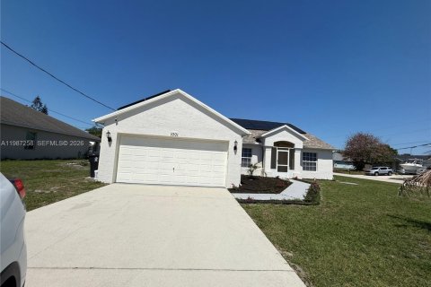 House in Port St. Lucie, Florida 4 bedrooms, 193.05 sq.m. № 2047733 - photo 3