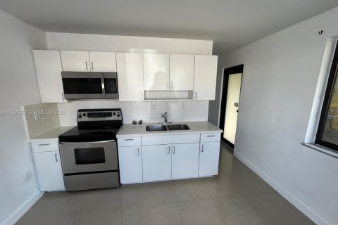 Снять в аренду виллу или дом в Майами, Флорида 2 спальни, 88.26м2, № 1992733 - фото 7