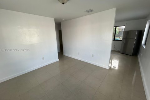 Снять в аренду виллу или дом в Майами, Флорида 2 спальни, 88.26м2, № 1992733 - фото 9