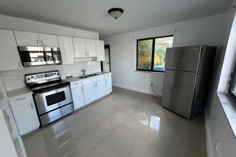 Снять в аренду виллу или дом в Майами, Флорида 2 спальни, 88.26м2, № 1992733 - фото 8