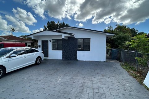 Снять в аренду виллу или дом в Майами, Флорида 2 спальни, 88.26м2, № 1992733 - фото 1