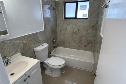 Снять в аренду виллу или дом в Майами, Флорида 2 спальни, 88.26м2, № 1992733 - фото 3