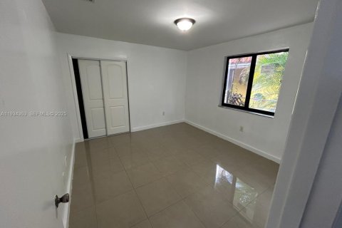 Снять в аренду виллу или дом в Майами, Флорида 2 спальни, 88.26м2, № 1992733 - фото 2