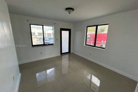 Снять в аренду виллу или дом в Майами, Флорида 2 спальни, 88.26м2, № 1992733 - фото 11